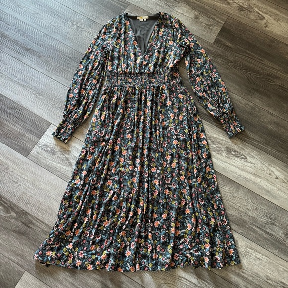 VEUC boden v-neck smocked dress gray floral - Picture 4 of 13